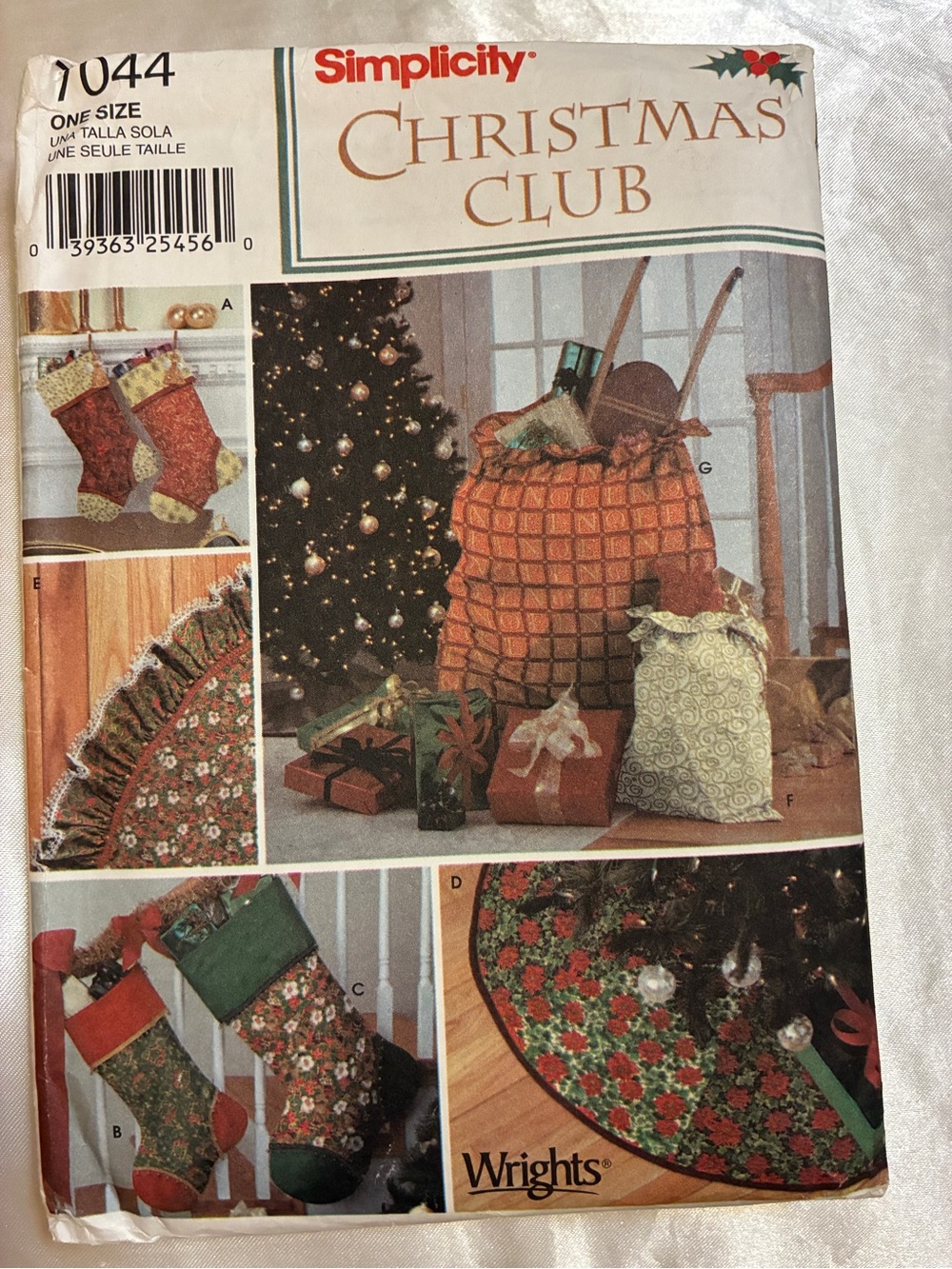 Simplicity Christmas Club Holiday Decor Sewing Pattern 7044 stocking tree skirt